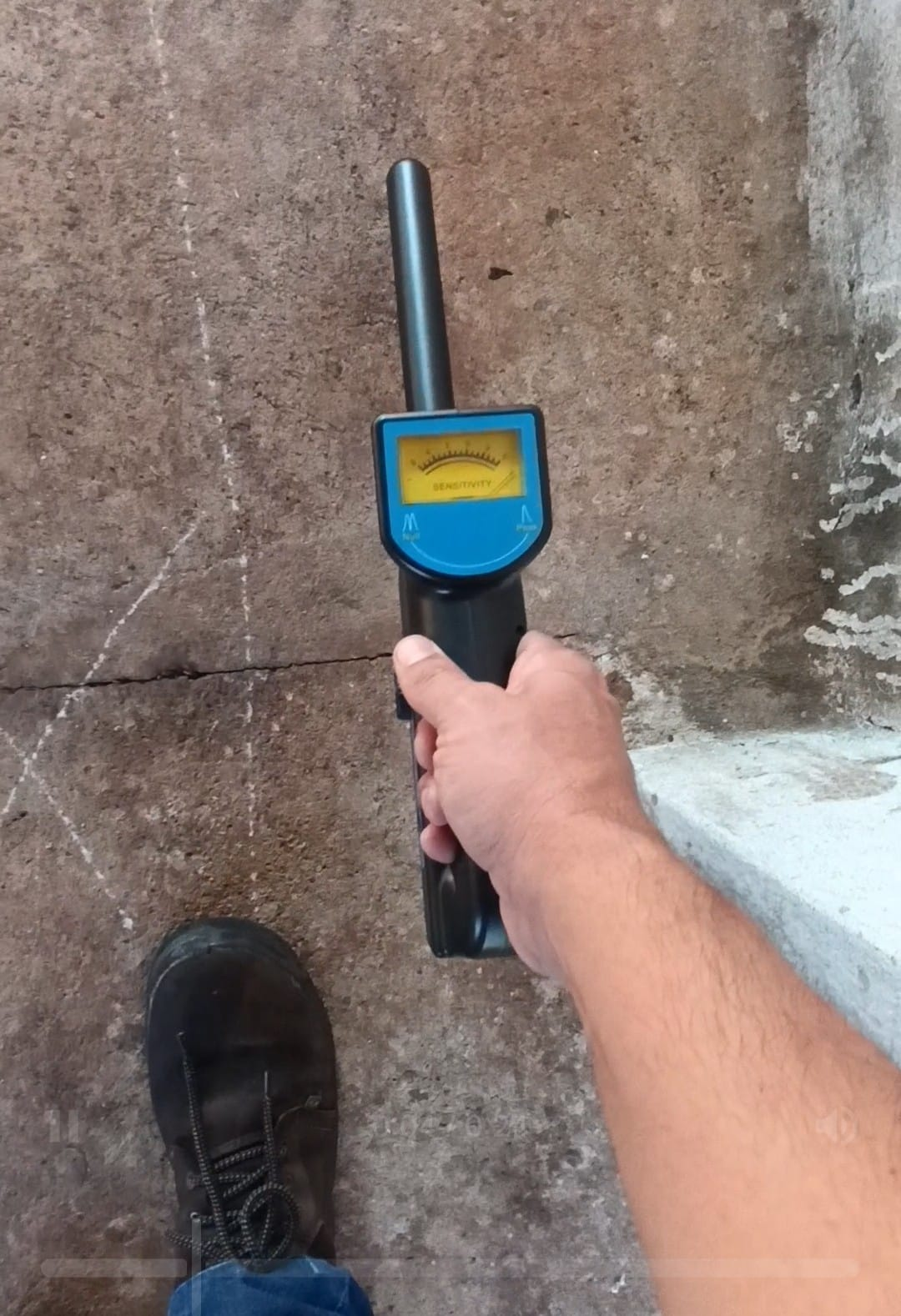 Técnico da AOKI usando localizador eletrônico de vazamento em piso de concreto